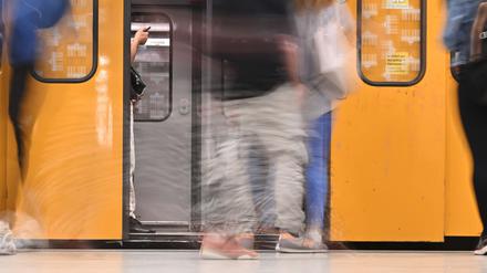 In Bussen und Bahnen dürfen seit heute keine Messer und andere Waffen mehr mitgenommen werden. (Symbolbild)