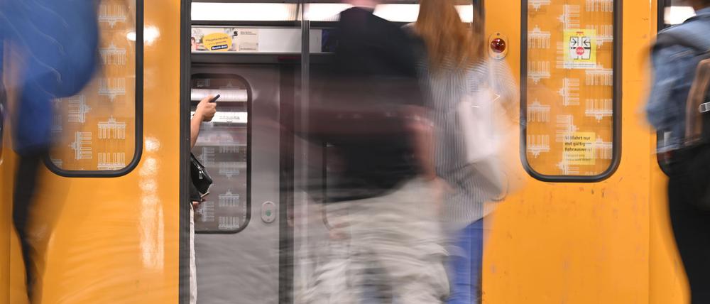 In Bussen und Bahnen dürfen seit heute keine Messer und andere Waffen mehr mitgenommen werden. (Symbolbild)