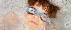 Nur in der Badewanne können Kinder im Moment schwimmen üben