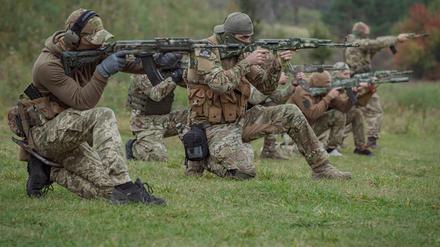 Freiwillige Soldaten nehmen an einem Training außerhalb von Kiew teil. 