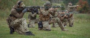 Freiwillige Soldaten nehmen an einem Training außerhalb von Kiew teil.