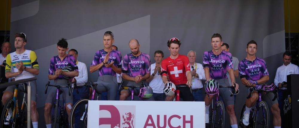 Bei der Tour de France legte das Team des tödlich verunglückten Radsportlers eine Schweigeminute ein.