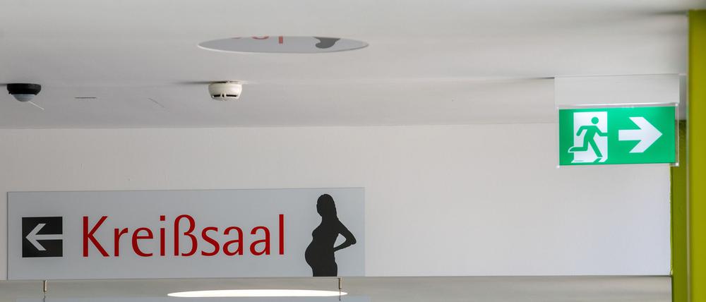 Weniger Andrang im Kreißsaal, das gilt sowohl in Berlin als auch für Brandenburg. (Archivbild)