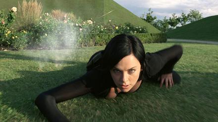 Um ihre Mission zu erfüllen, muss Aeon (Charlize Theron) einen gefährlichen Grenzgarten voller autonomer Verteidigungssysteme durchqueren.