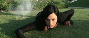 Um ihre Mission zu erfüllen, muss Aeon (Charlize Theron) einen gefährlichen Grenzgarten voller autonomer Verteidigungssysteme durchqueren.
