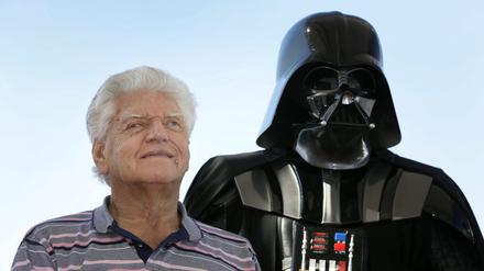 Der britische Schauspieler David Prowse, der Darth Vader in der ursprünglichen „Star Wars“-Filmtrilogie spielte, posiert für Fotografen auf dem 48. Internationalen Fantastischen Filmfestival von Sitges in Sitges bei Barcelona (Archivbild).