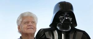 Der britische Schauspieler David Prowse, der Darth Vader in der ursprünglichen „Star Wars“-Filmtrilogie spielte, posiert für Fotografen auf dem 48. Internationalen Fantastischen Filmfestival von Sitges in Sitges bei Barcelona (Archivbild).