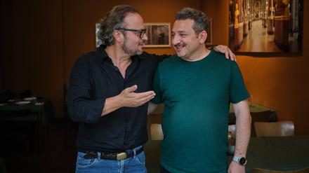 Oliver Rihs (links) und Bakri Karmurgi gemeinsam im Kreuzberger Himmel. Sie kommen aus verschiedenen Welten, doch eint sie ihr Drang, etwas Gutes zu tun. Credit: Nhi Tran