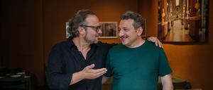 Oliver Rihs (links) und Bakri Karmurgi gemeinsam im Kreuzberger Himmel. Sie kommen aus verschiedenen Welten, doch eint sie ihr Drang, etwas Gutes zu tun. Credit: Nhi Tran