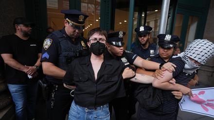 Anti-ICE-Protestler blockieren in New York den Eingang zu einem Software-Unternehmen, das sie bezichtigen, mit den Abschiebebehörden zusammenzuarbeiten. 