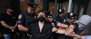 Anti-ICE-Protestler blockieren in New York den Eingang zu einem Software-Unternehmen, das sie bezichtigen, mit den Abschiebebehörden zusammenzuarbeiten. 