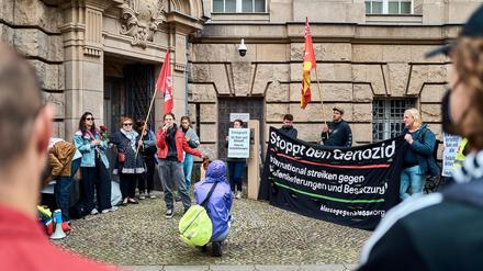 Ein 32-Jähriger, der einem jüdischen Studenten den Zugang zu einem von propalästinensischen Aktivisten besetzten Hörsaal verweigert hatte, ist der Nötigung schuldig gesprochen worden. Vor dem Gebäude kam es zu einer Solidaritätskundgebung mit dem Angeklagten. (Foto aktuell) 