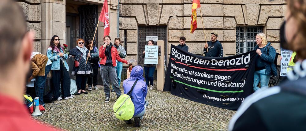 Ein 32-Jähriger, der einem jüdischen Studenten den Zugang zu einem von propalästinensischen Aktivisten besetzten Hörsaal verweigert hatte, ist der Nötigung schuldig gesprochen worden. Vor dem Gebäude kam es zu einer Solidaritätskundgebung mit dem Angeklagten. (Foto aktuell)