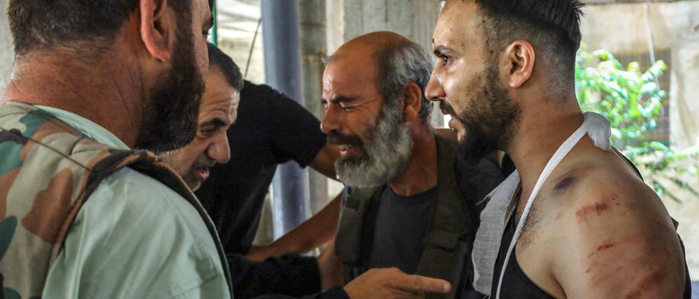 Ein verwundeter Druse wird im syrischen Suwaida versorgt.