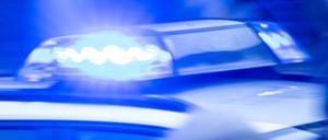 Das Symbolfoto zeigt einen Polizeiwagen mit Blaulicht.