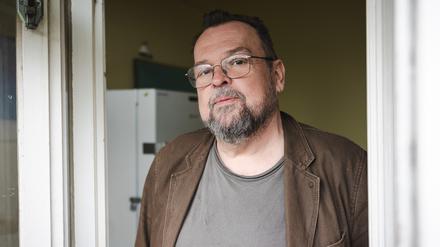 Heimleiter Jürgen Kutzenberger auf dem einzigen Balkon des Hauses in Berlin.