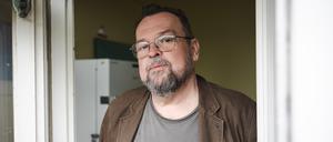 Heimleiter Jürgen Kutzenberger auf dem einzigen Balkon des Hauses in Berlin.