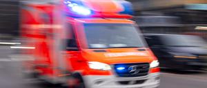 Der Verletzte wurde in ein Krankenhaus gebracht. (Symbolbild)