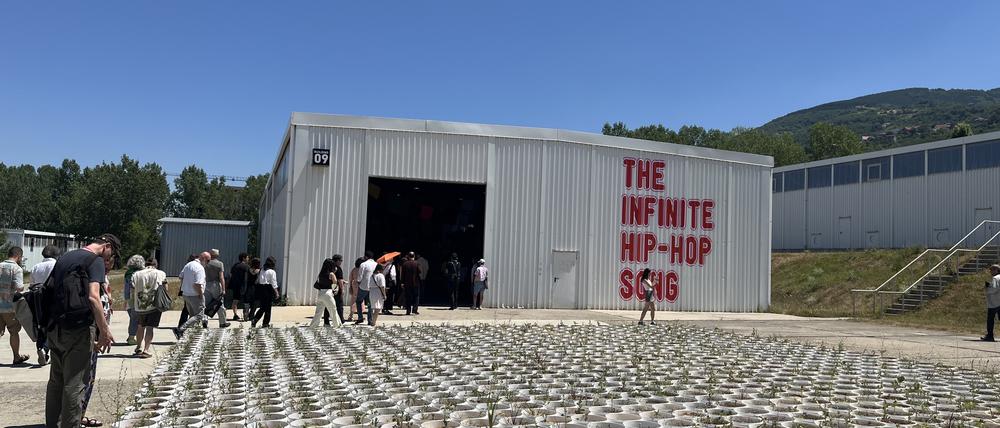 Die Autostrada Biennale findet in Hangars auf einem ehemaligen KFOR-Militärgelände in Prizren statt. Hier mit Kunst von Hassan Khan und Lois Weinberger.