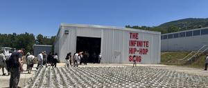 Die Autostrada Biennale findet in Hangars auf einem ehemaligen KFOR-Militärgelände in Prizren statt. Hier mit Kunst von Hassan Khan und Lois Weinberger.