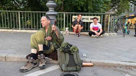 Auf der Hobrechtbrücke in Berlin
