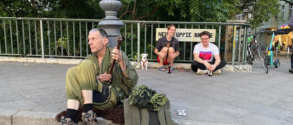 Auf der Hobrechtbrücke in Berlin