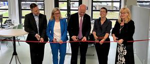 Schulstadtrat Stefan Bley, Staatssekretärin Martina Klement, Senatschef Kai Wegner, Bezirksbürgermeisterin Nadja Zivkovic und Bürgerdienste-Stadträtin Juliane Witt bei der Eröffnung des neuen Bürgeramtes in Hellersdorf.
