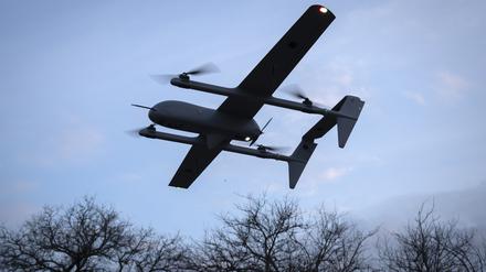 Eine Poseidon H10 Mittelstrecken-Drohne der ukrainischen 22. mechanisierten Brigade fliegt an der Frontlinie in der Nähe von Bachmut in der Region Donezk. 