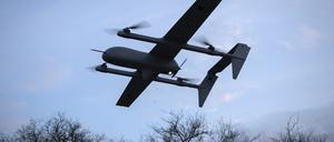 Eine Poseidon H10 Mittelstrecken-Drohne der ukrainischen 22. mechanisierten Brigade fliegt an der Frontlinie in der Nähe von Bachmut in der Region Donezk. 