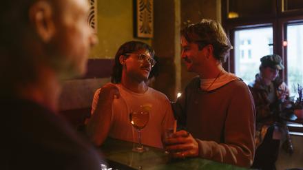 Lieber ein Treffen an der Bar als Swipen am Handy: Ein schwules Paar in Berlin.