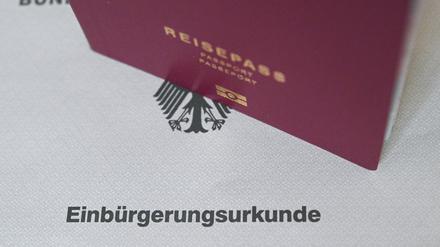 In Berlin wird einem Behördenmitarbeiter vorgeworfen, Einbürgerungsurkunden gefälscht zu haben. (Foto - Illustration)