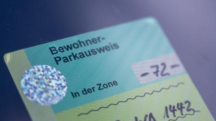 Kostet nur 10,20 Euro im Jahr: Ein Berliner Anwohner-Parkausweis. (Archivbild)
