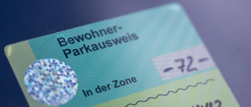 Kostet nur 10,20 Euro im Jahr: Ein Berliner Anwohner-Parkausweis. (Archivbild)