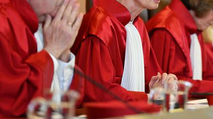 Die Bundesverfassungsrichterinnen und -richter sind bekannt für ihre roten Roben. (Archivbild)