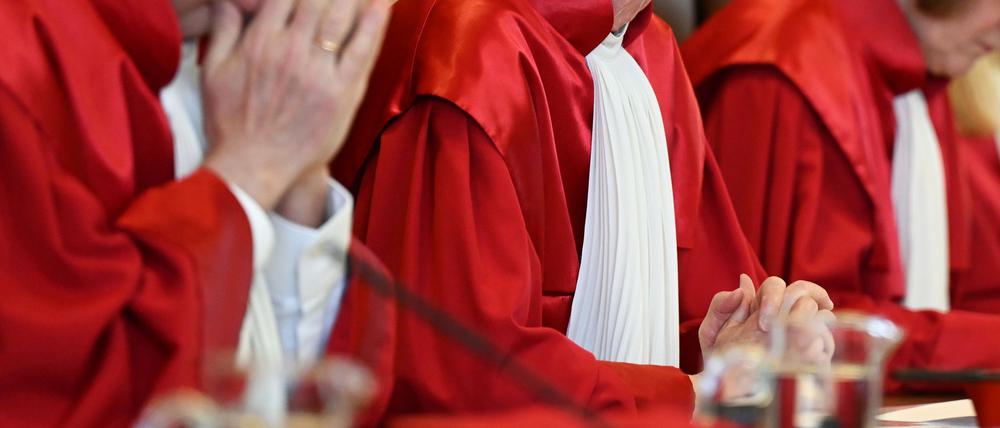 Die Bundesverfassungsrichterinnen und -richter sind bekannt für ihre roten Roben. (Archivbild)