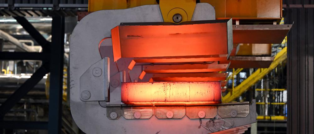 Stahlproduktion bei Thyssenkrupp-Steel: Hier wird flüssiger Stahl in große feste Blöcke, sogenannte Brammen, gewandelt.