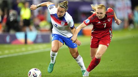 Cycle-Syncing. Die englische Spielerin Lucy Bronze, hier im Zweikampf um den Ball mit ihrer walisischen Kontrahentin Ceri Holland, bemerkt selbst Unterschiede ihrer Leistung je nach Zyklusphase. (Archivbild)