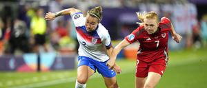 Cycle-Syncing. Die englische Spielerin Lucy Bronze, hier im Zweikampf um den Ball mit ihrer walisischen Kontrahentin Ceri Holland, bemerkt selbst Unterschiede ihrer Leistung je nach Zyklusphase. (Archivbild)