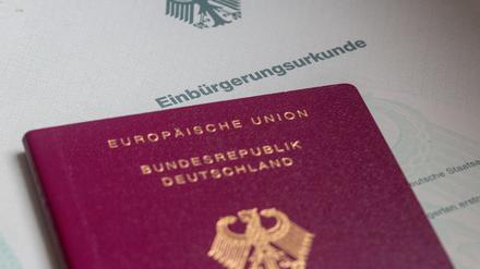 Eine Einbürgerungsurkunde der Bundesrepublik Deutschland und ein deutscher Reisepass. (Symbolbild)