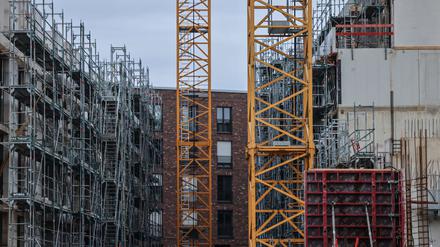 Gerüste stehen auf der Baustelle für ein Wohngebäude in Köln.
