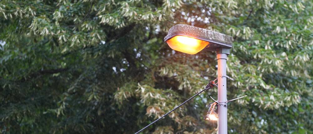 Eine Straßenlaterne brennt in Berlin Biesdorf. (Archivbild)