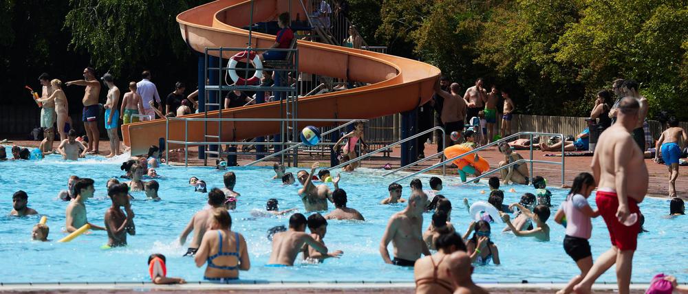 Mit dem Superferienpass kommen Kinder und Jugendliche in Berlin kostenlos ins Freibad. (Symbolbild)