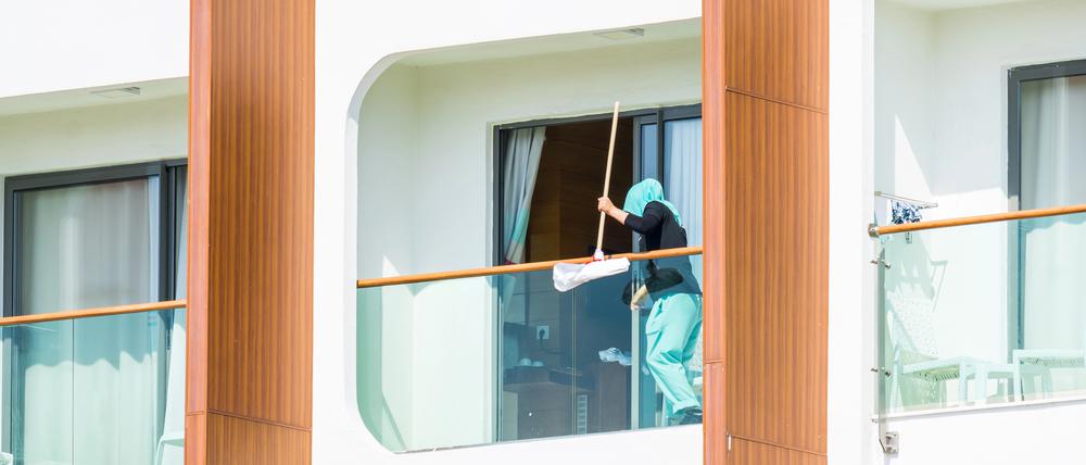 Eine Hotel Angestellte reinigt ein Zimmer in diesem Hotel im türkischen Side.