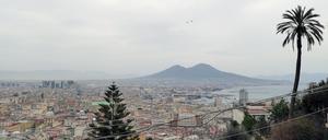 Italien, Neapel: Blick vom Castel Sant’Elmo auf Neapel und den Vesuv. Die Stadt wurde am Freitag von einem heftigen Erdbeben erschüttert. (Archivfoto)