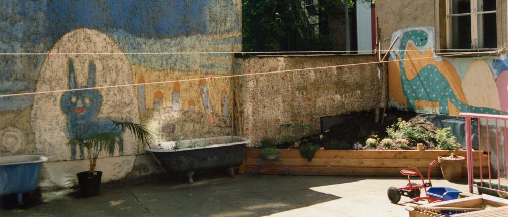 Erkundungen in Ost-Berlin. Barbara Hansen hat dieses Hofidyll um 1995 fotografiert.