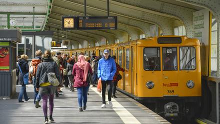 Eine U-Bahn in Berlin, hier am Kottbusser Tor.