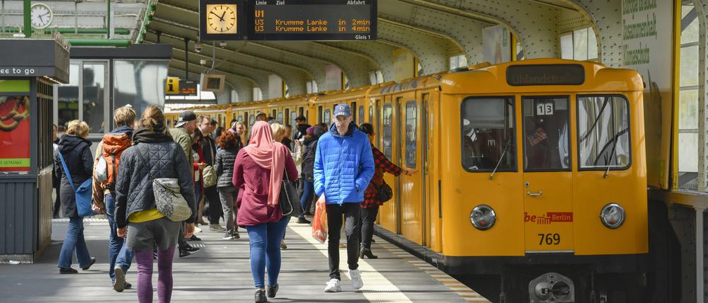 Eine U-Bahn in Berlin, hier am Kottbusser Tor.