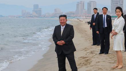 Kim Jong Un und seine Tochter Kim Ju Ae besuchen den Strand von Wonsan (Archivbild).
