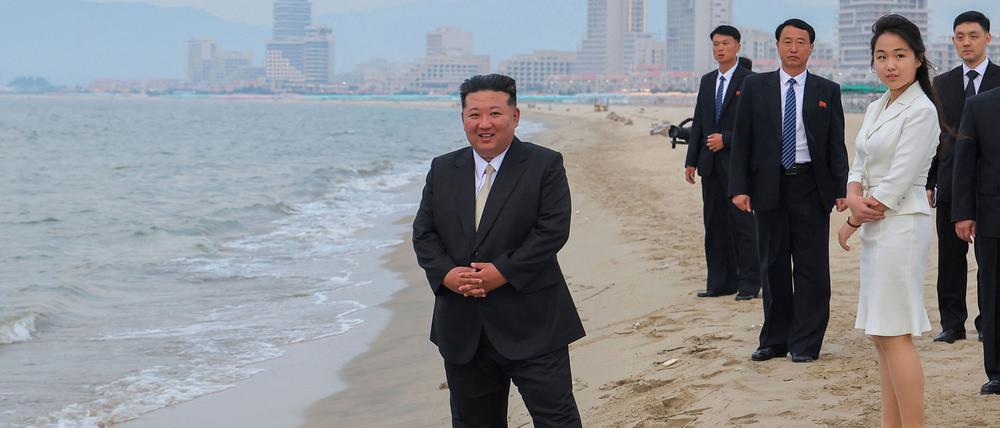 Kim Jong Un und seine Tochter Kim Ju Ae besuchen den Strand von Wonsan (Archivbild).