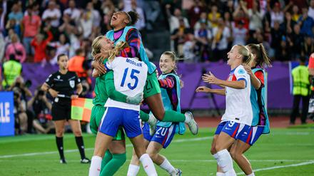Die englischen Spielerinnen standen mit dem Rücken zur Wand und gingen letztlich als Siegerinnen vom Platz.